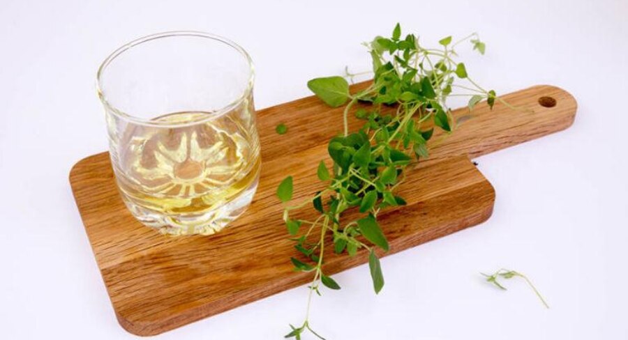 hierbas frescas en tabla de madera 