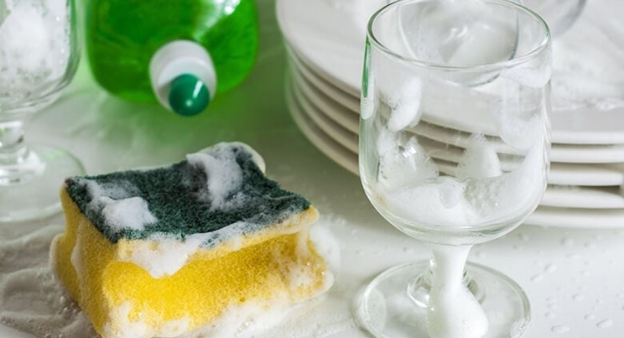 limpia los vasos de vidrio con espuma