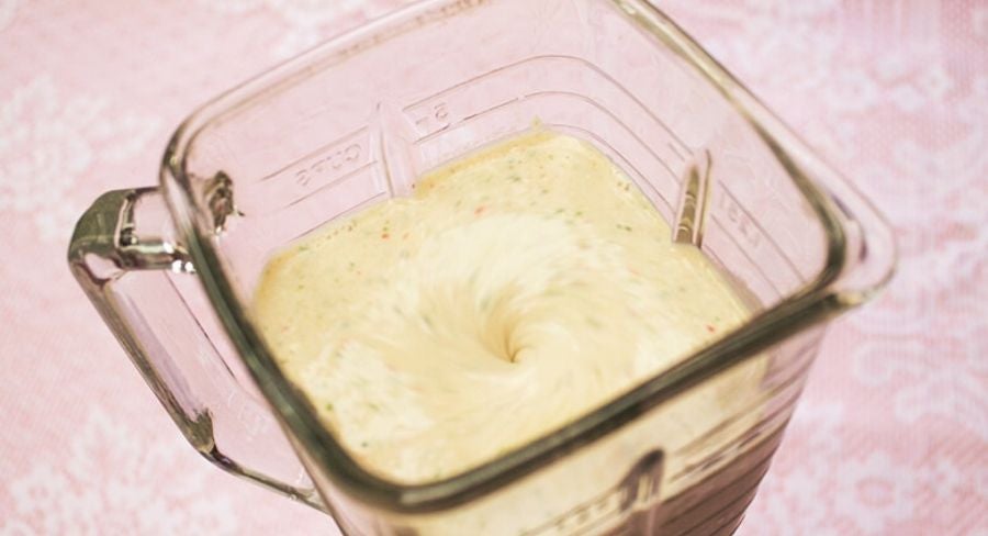 prepara un batido de fruta para un desayuno rápido