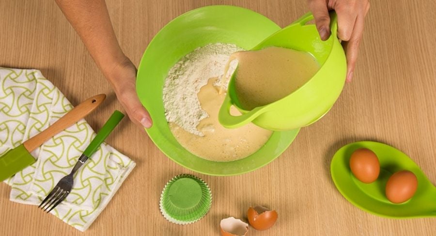 receta-cupcakes-mezcla-ingredientes-secos-increidientes-liquidos-batidora-axion