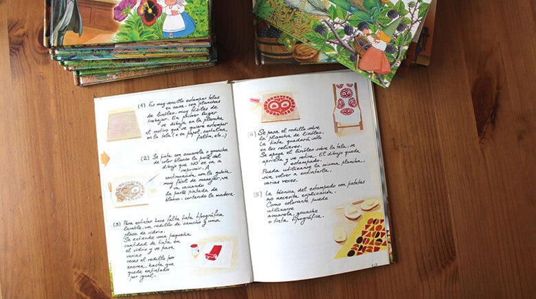 Niño y niña leyendo un libro juntos