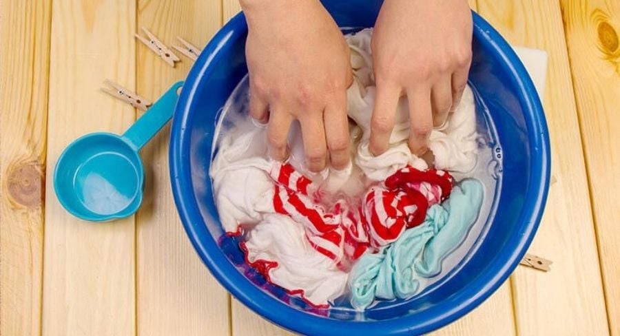 Cómo quitar manchas de grasa en la ropa