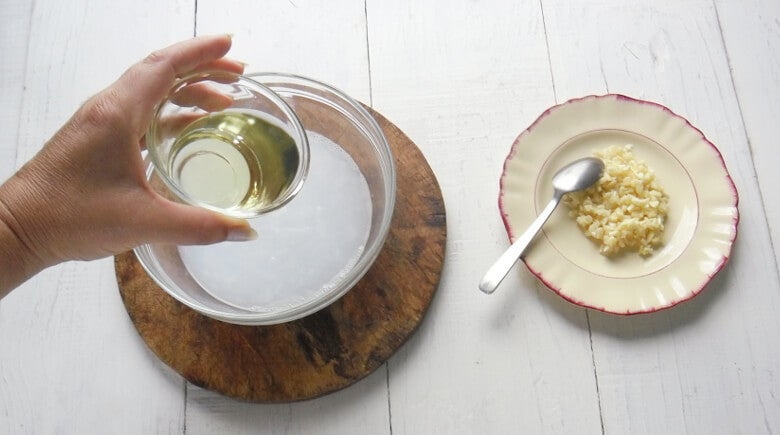 Insecticida casero: Mezcla el aceite macerado con el agua jabonosa