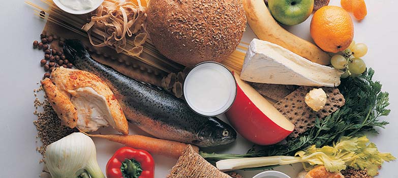 Persona separando residuos