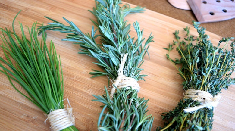 especies sobre mesa de madera