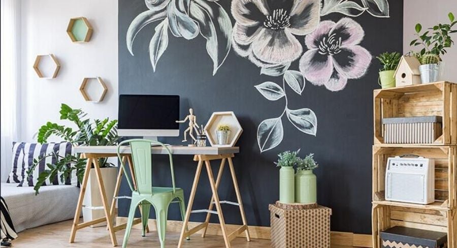 Oficina de una casa con pintura de pizarra en la pared