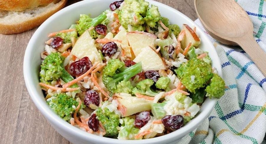 recipiente  con la mayonesa, el yogur, el jugo de limón, la miel, la sal y pimienta al gusto, revuelve hasta obtener una consistencia suave y homogénea. 