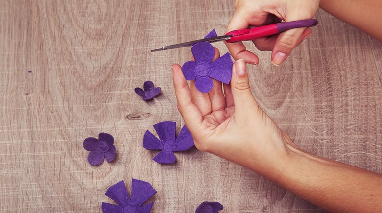 Instrucción 2 para decorar espejo con materiales reciclables