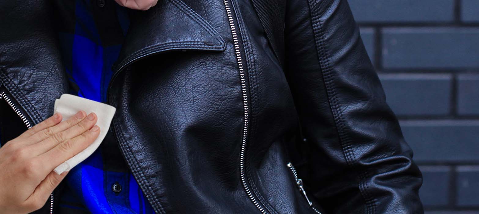 Moja un trapo suave con agua y suavizante de telas. Pásalo delicadamente sobre tu prenda de vinipiel. Hazlo por fuera y por dentro, cuelga para secar