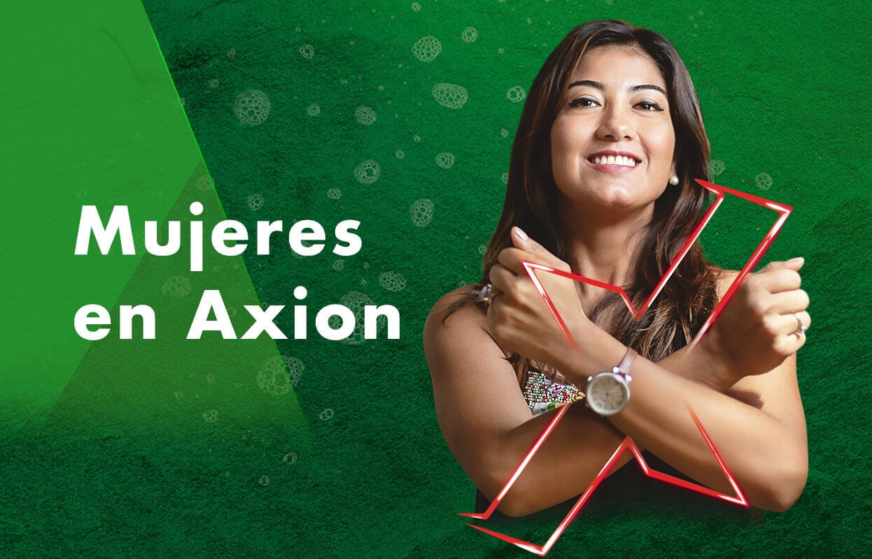 Mujer feliz usando jabón líquido para trastes AXION Limón
