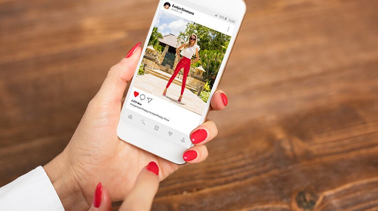 Mujer viendo redes sociales en fondo de madera