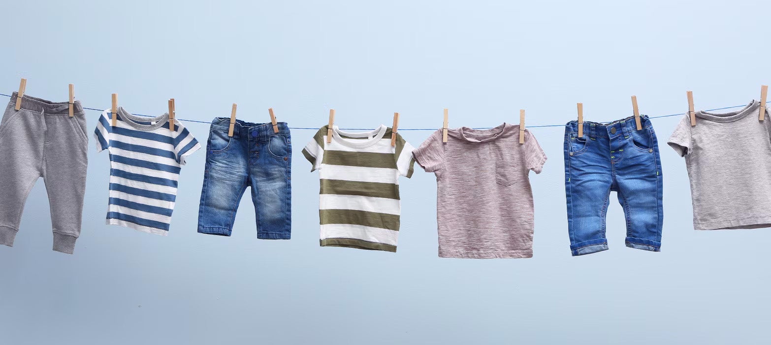 La mayoría de los textiles comienzan a dañarse cada vez que se ven expuestos a las altas temperaturas con las que trabaja la secadora. La mejor opción siempre será la natural, deja secar al aire libre
