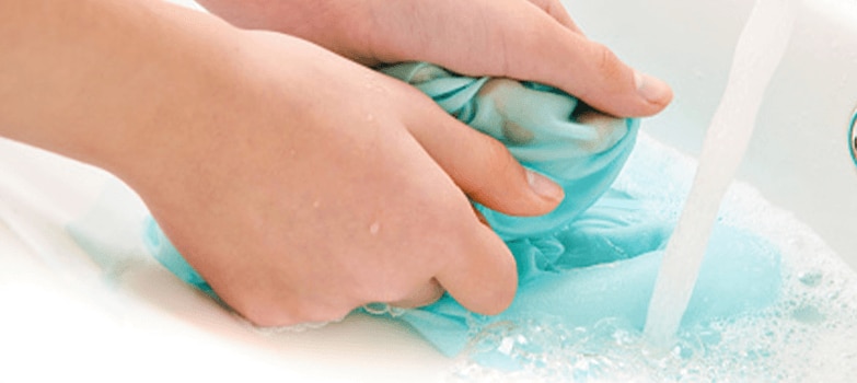 Divide la ropa por suciedad para un lavado más eficiente.