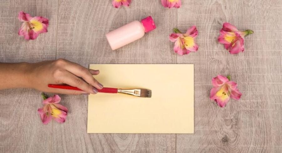 Pintando tabla de madera.
