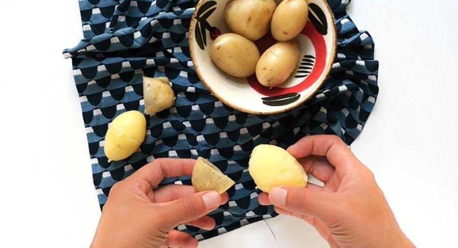 Pelar papas cocidas