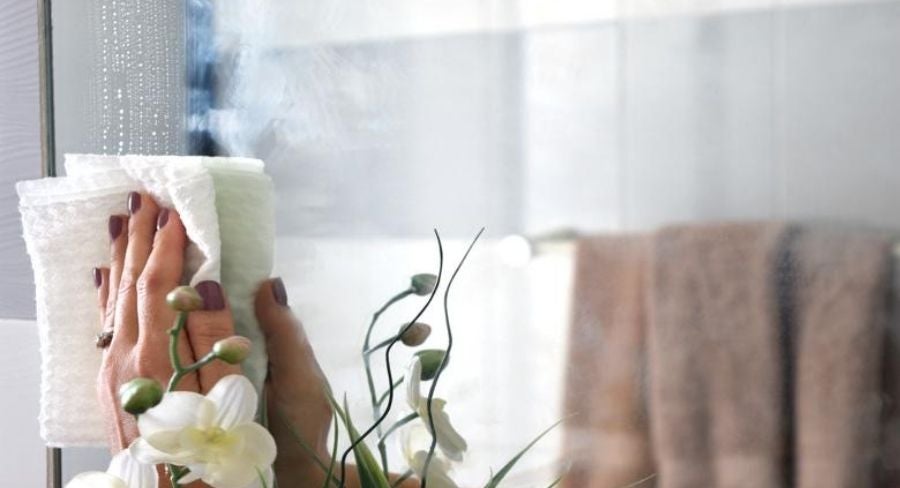 Aplicando alcohol a toalla de papel