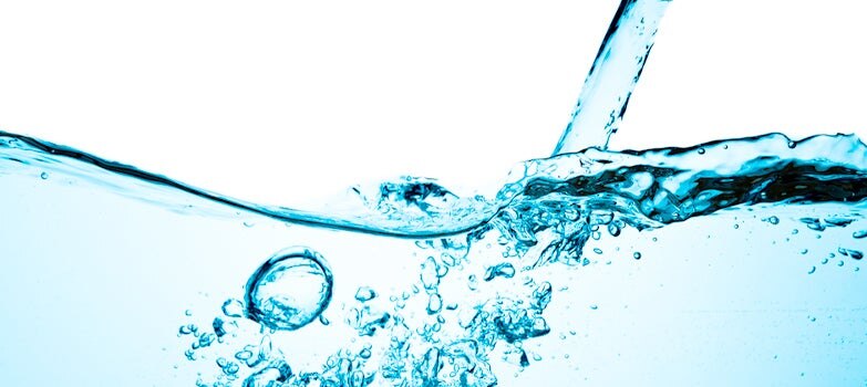 Lava las prendas negras al revés para evitar el desgaste del color.