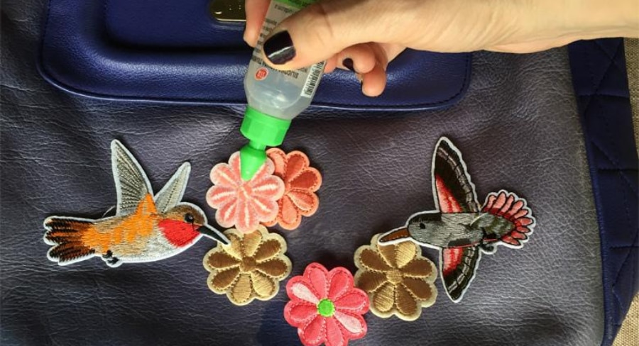 Pegando elementos decorativos en la superficie del bolso