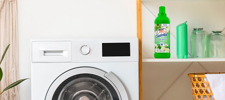 Cuarto de lavado con una lavadora y una botella de Suavitel Manzana Verde en una estantería