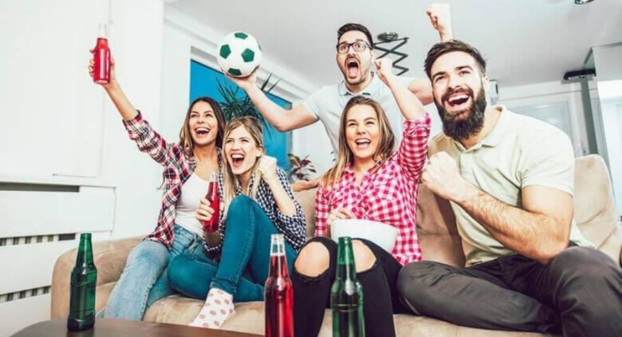 Amigos reunidos en casa