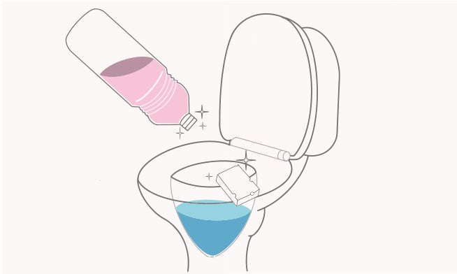 Aplícalo directamente sobre un trapo o esponja para limpiar las paredes y muebles del baño 