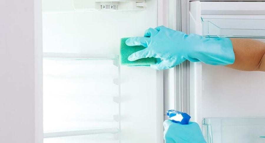 esponja limpiando dentro de la nevera