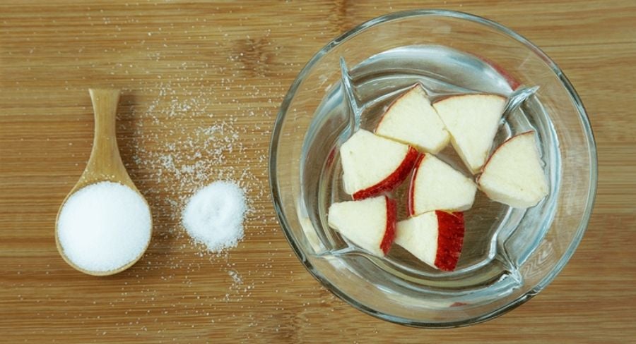 manzana roja picada y diluida en sal