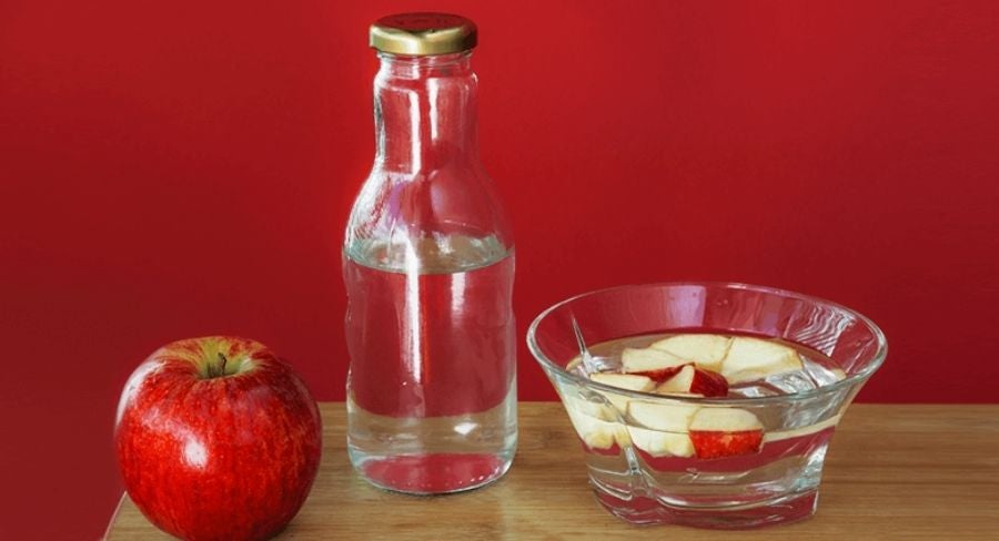 manzana roja con botella de agua al lado