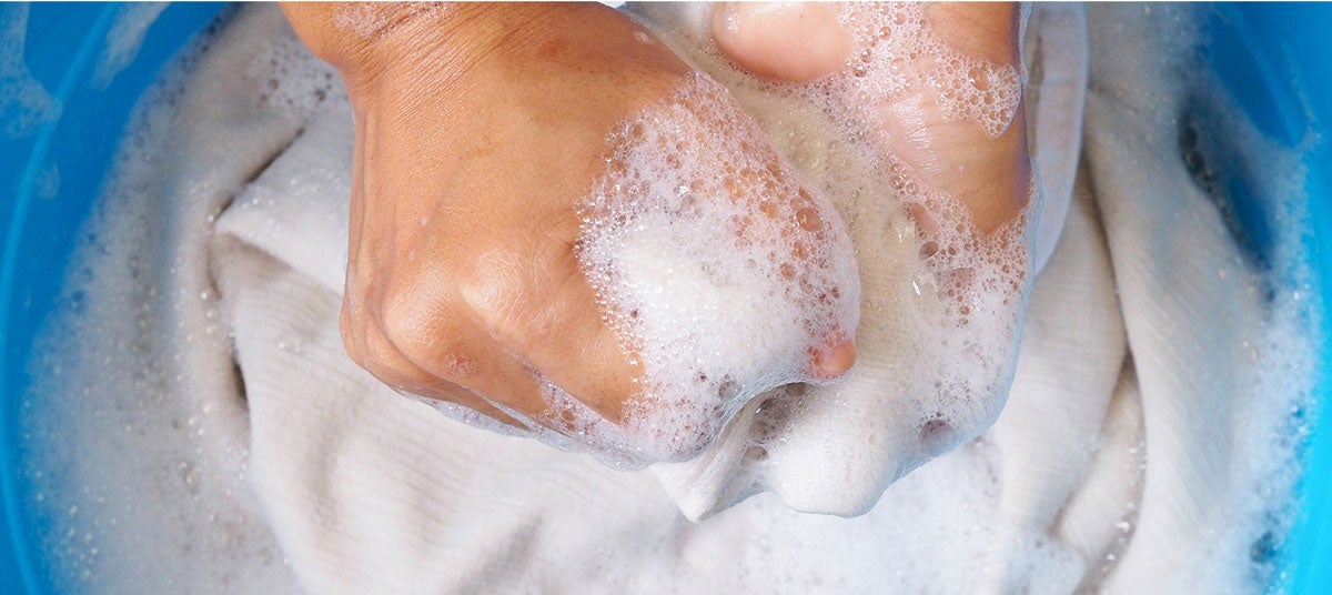 Las prendas que no están en contacto directo con el sudor, como pantalones, trajes y sudaderas, pueden utilizarse hasta 4 veces antes de lavarse